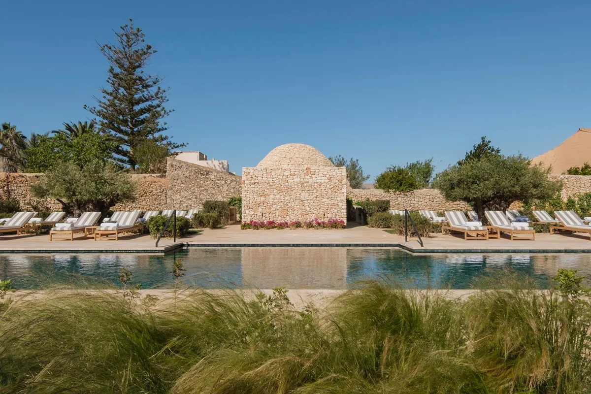 Piscina rodeada de jardines mediterráneos