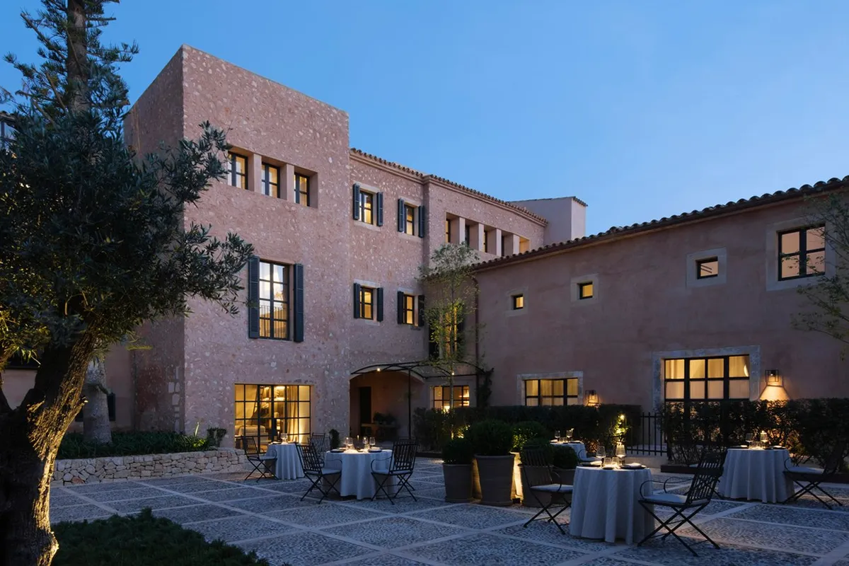 Jardines de naranjos con buganvillas