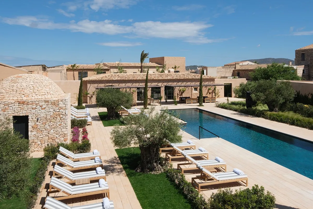 Habitación con elementos tradicionales mallorquines