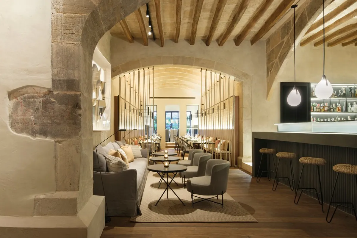 Dormitorio con vigas de madera originales