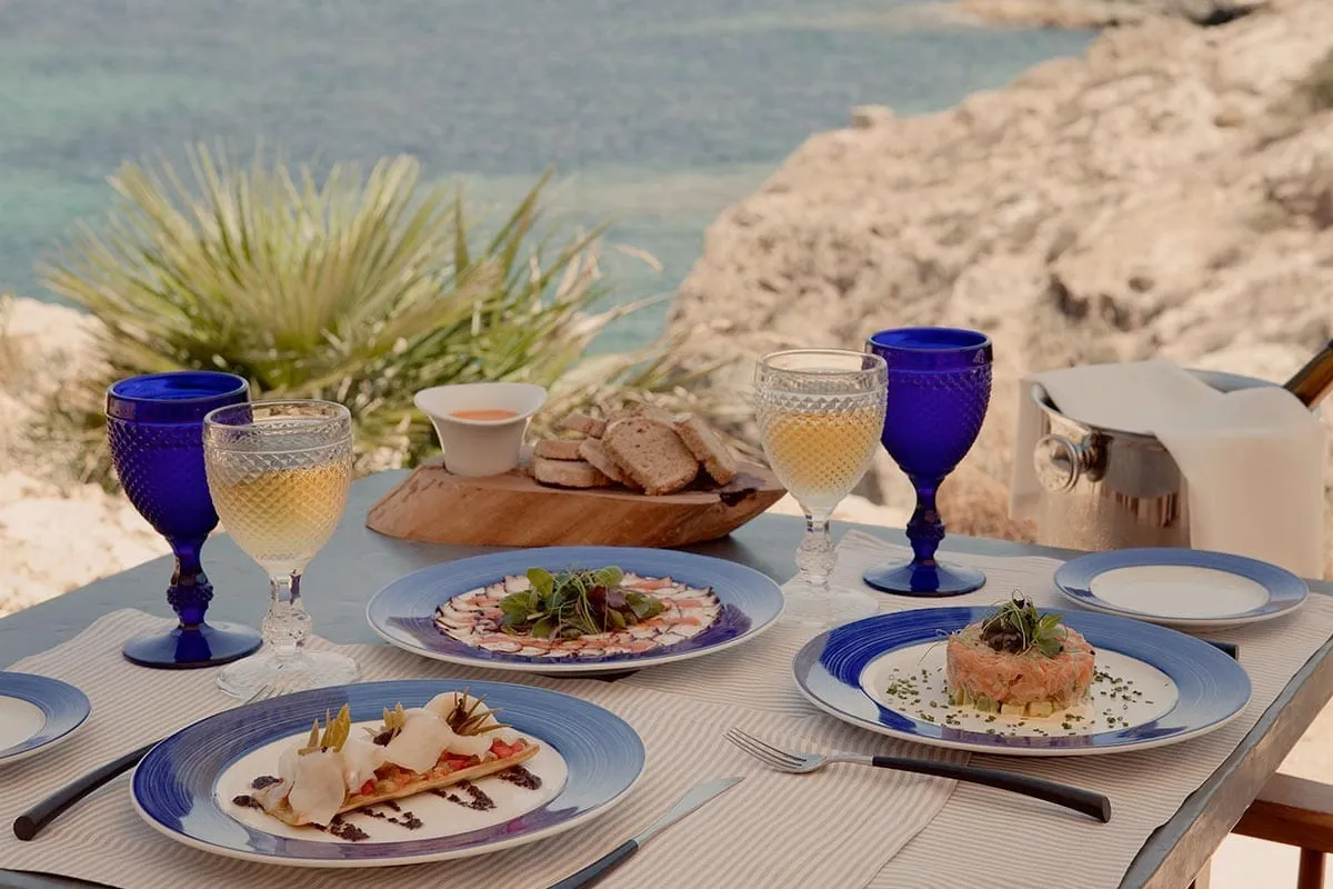 Cap Rocat - Sea Club restaurante con detalles de mesa