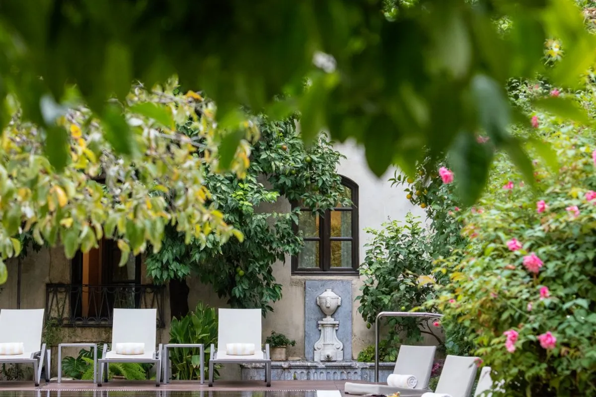 Patio andaluz con naranjos