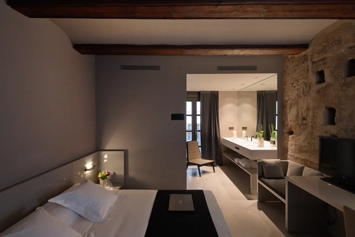 Habitación con arcos góticos