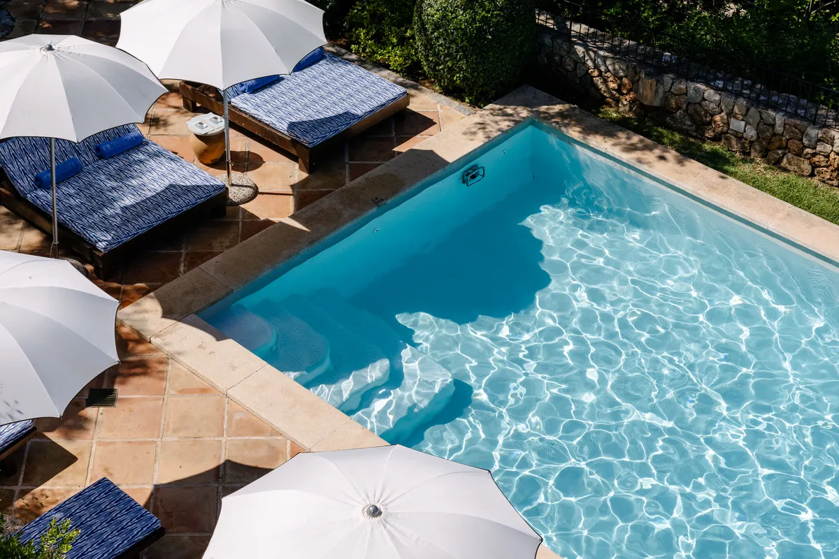 Piscina infinita con vistas a las montañas