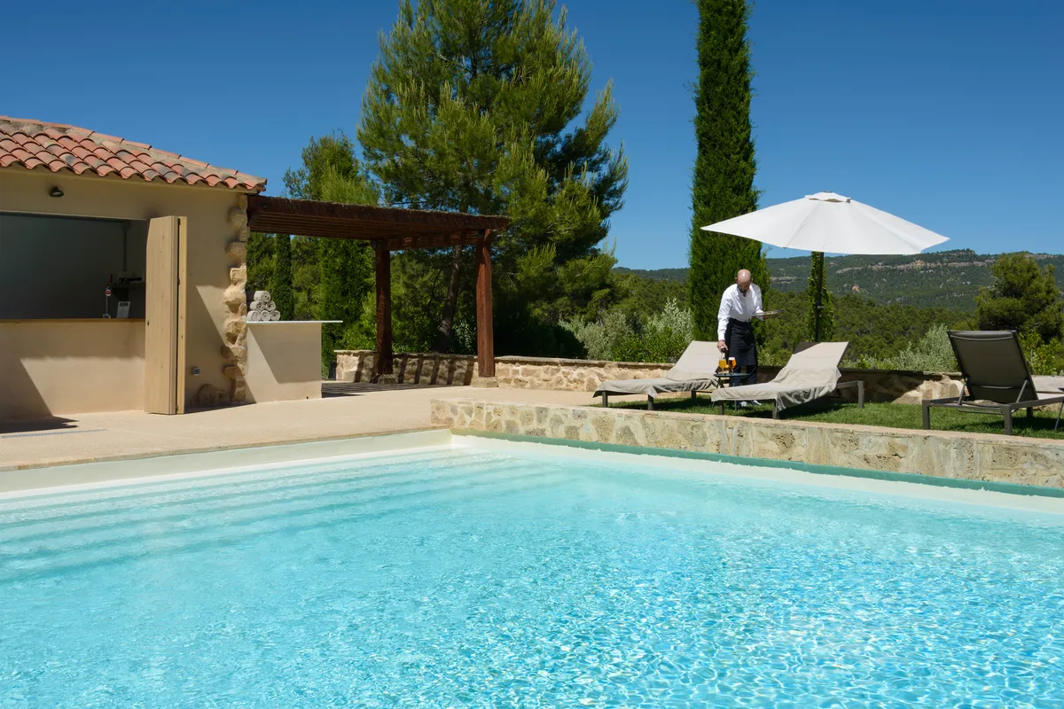 Piscina y jardines