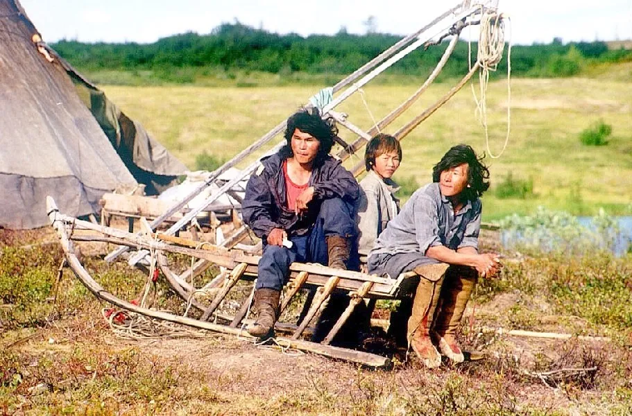 Nenets_people_near_Dudinka_Ru200008050079