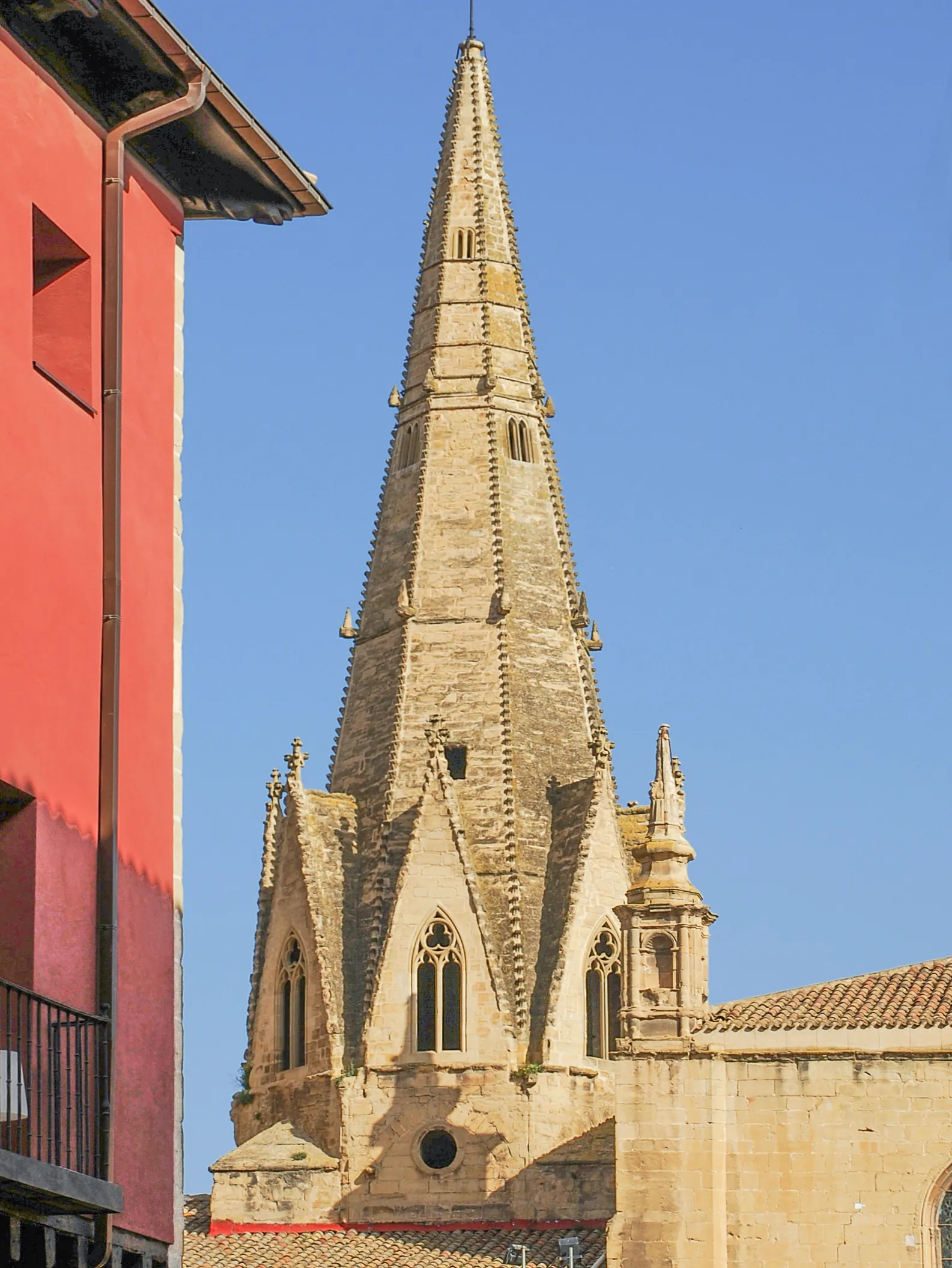 Archivo:Aguja de Santa María de Palacio - DSC 4317 edited.JPG